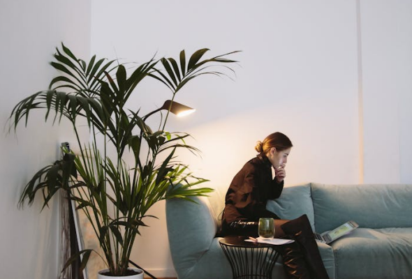 Accueil AV Freelance femme assise à côté d'une plante d'intérieur