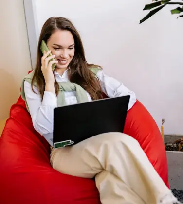 accueil-av-freelance-femme-au-telephone-tout-en-utilisant-pc-portable Accueil AV Freelance Une femme parle au téléphone tout en utilisant un ordinateur portable