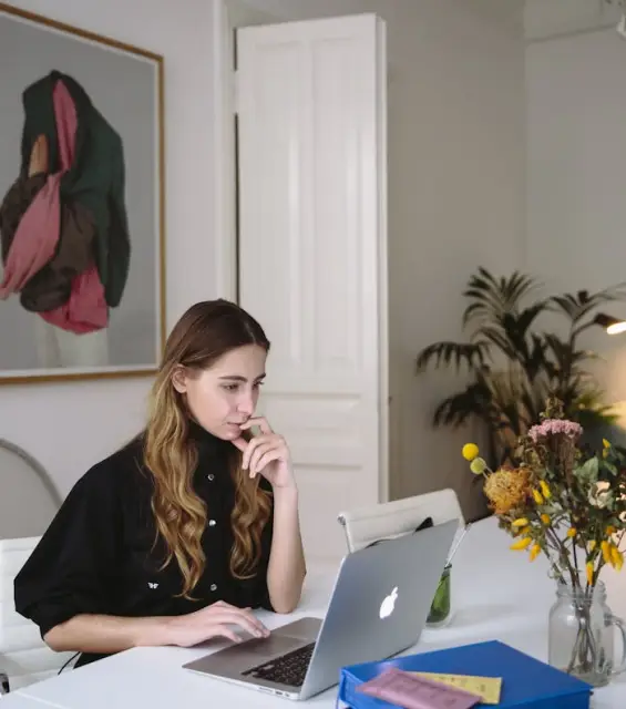 accueil-av-freelance-femme-utilisant-pc-portable Accueil AV Freelance femme utilisant un ordinateur portable