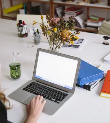 accueil-av-freelance-pc-portable-sur-table-blanche Accueil AV Freelance Ordinateur portable sur une table blanche